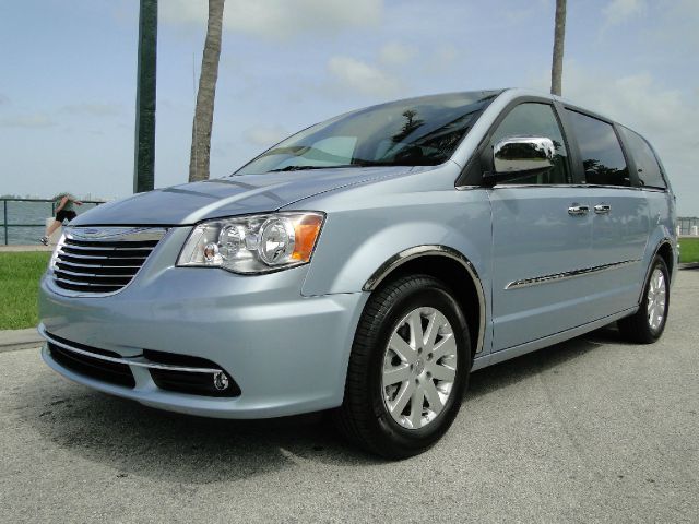 Chrysler Town and Country 2013 photo 3