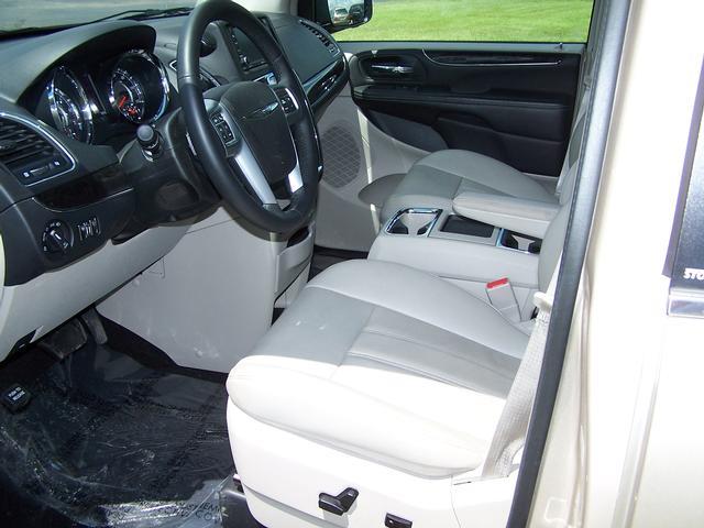 Chrysler Town and Country 2013 photo 8