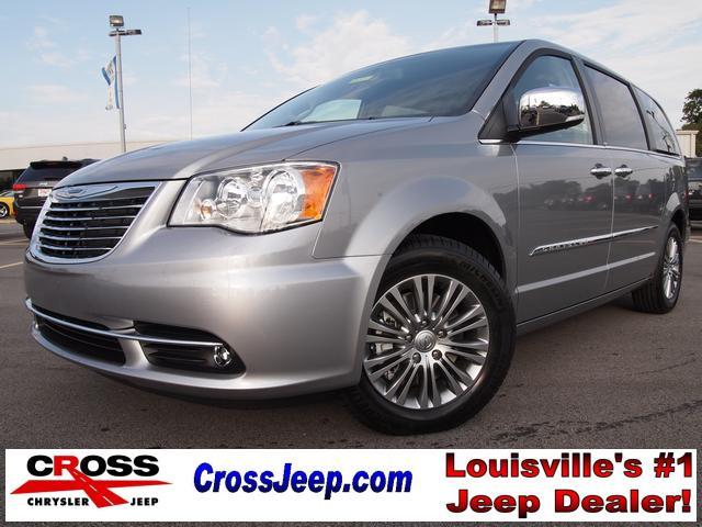 Chrysler Town and Country 2013 photo 3