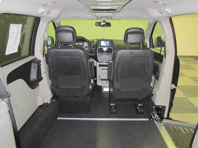 Chrysler Town and Country 2013 photo 2