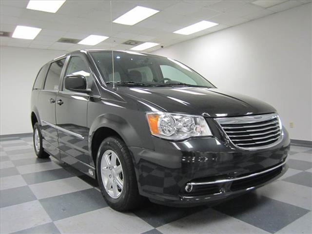 Chrysler Town and Country 2013 photo 3