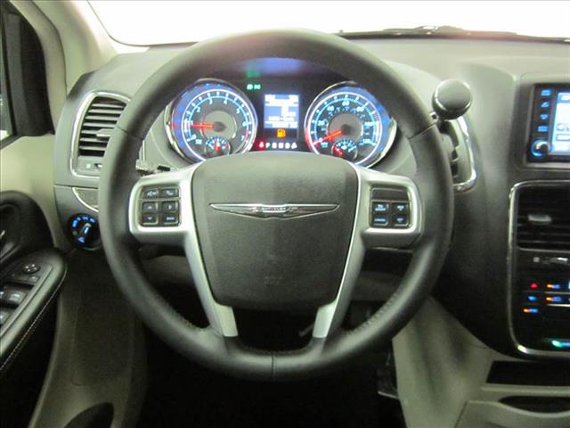 Chrysler Town and Country 2013 photo 4
