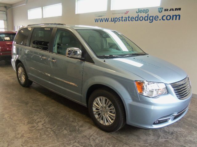 Chrysler Town and Country 2013 photo 3