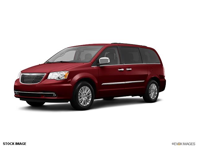 Chrysler Town and Country 2013 photo 2