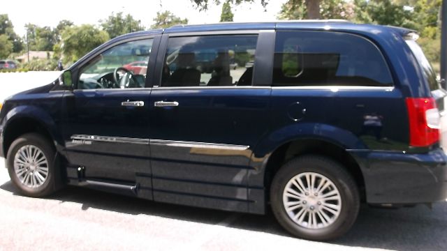 Chrysler Town and Country 2013 photo 1