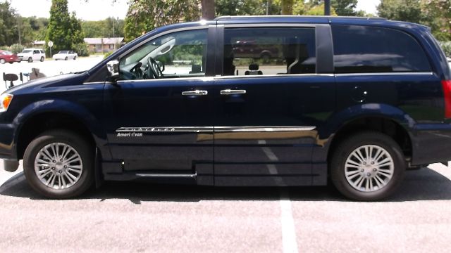 Chrysler Town and Country 2013 photo 4