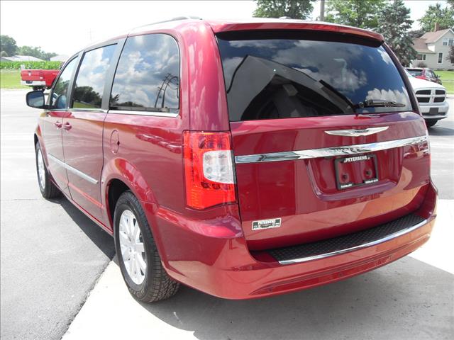 Chrysler Town and Country 2013 photo 1