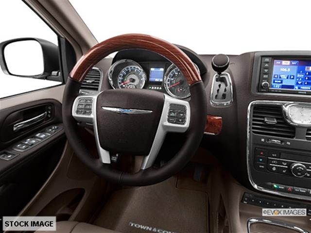 Chrysler Town and Country 2013 photo 2