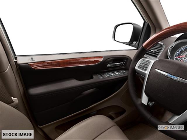 Chrysler Town and Country 2013 photo 3