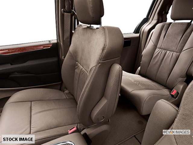Chrysler Town and Country 2013 photo 7