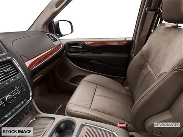 Chrysler Town and Country 2013 photo 8
