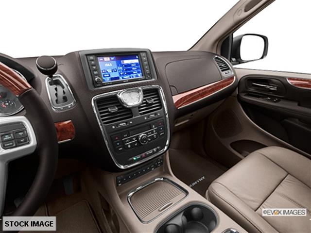 Chrysler Town and Country 2013 photo 9