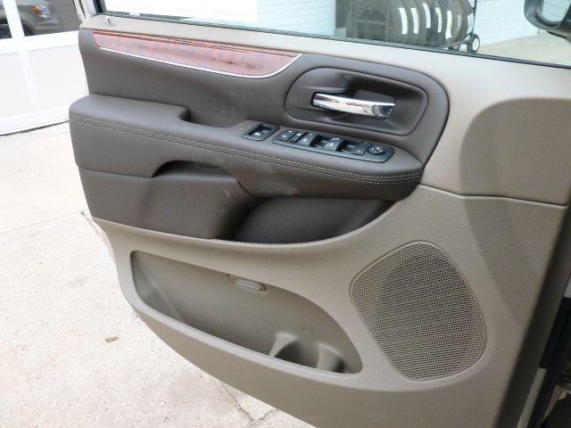 Chrysler Town and Country 2013 photo 3