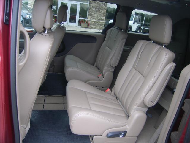 Chrysler Town and Country 2013 photo 1