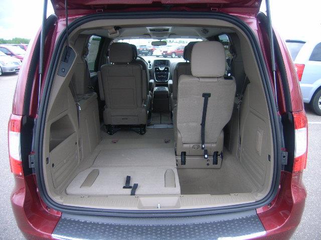 Chrysler Town and Country 2013 photo 11