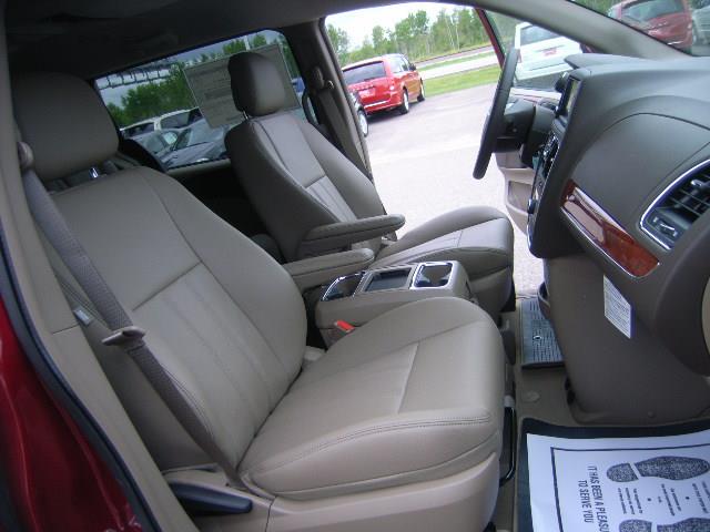 Chrysler Town and Country 2013 photo 17