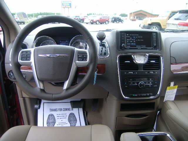 Chrysler Town and Country 2013 photo 6