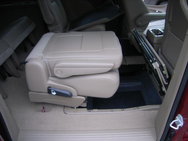 Chrysler Town and Country 2013 photo 8