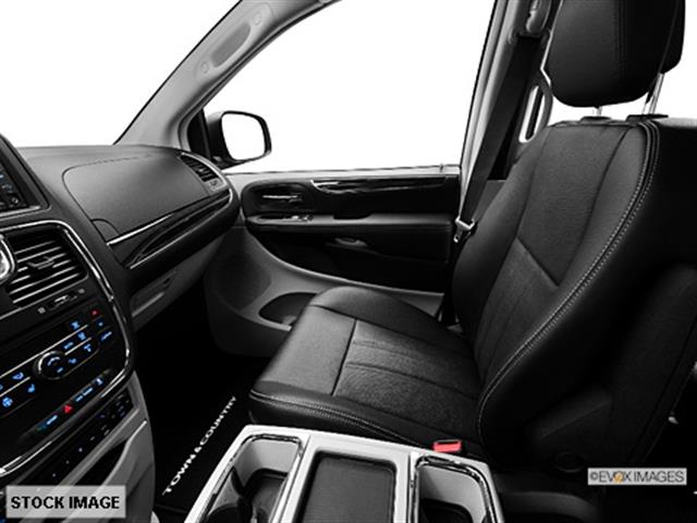 Chrysler Town and Country 2013 photo 1