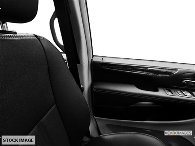 Chrysler Town and Country 2013 photo 7