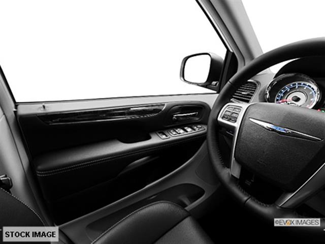 Chrysler Town and Country 2013 photo 8