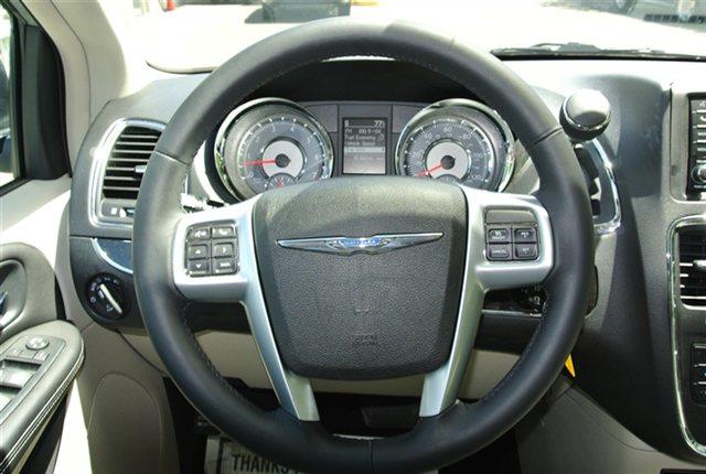 Chrysler Town and Country 2013 photo 1