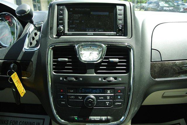 Chrysler Town and Country 2013 photo 10