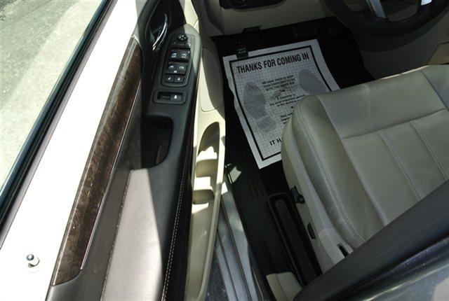 Chrysler Town and Country 2013 photo 11