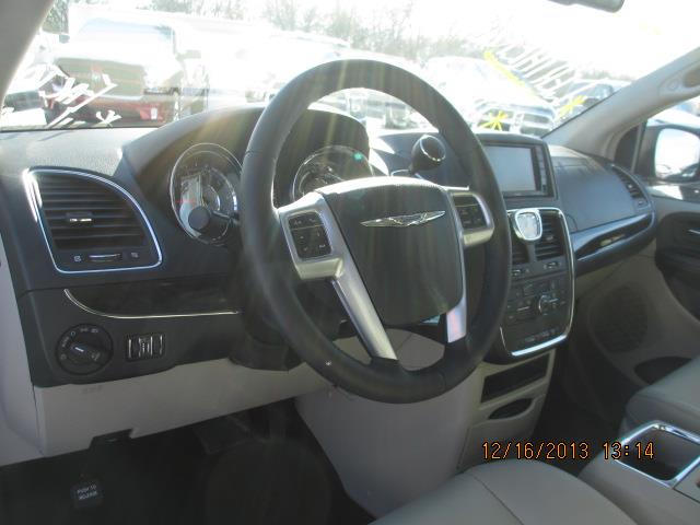 Chrysler Town and Country 2013 photo 3
