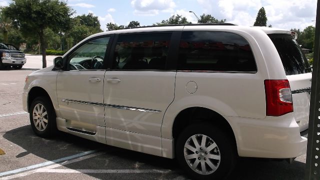 Chrysler Town and Country 43848 MiniVan