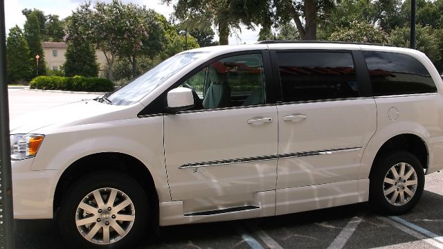 Chrysler Town and Country 2013 photo 1