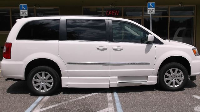 Chrysler Town and Country 2013 photo 2