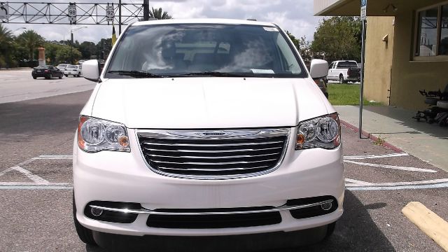 Chrysler Town and Country 2013 photo 3