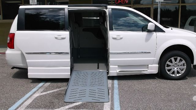 Chrysler Town and Country 2013 photo 4