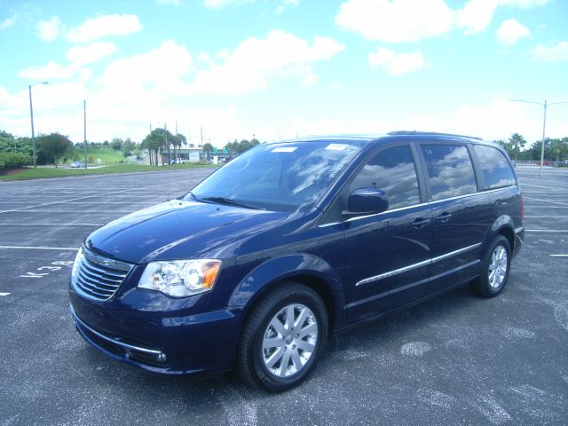 Chrysler Town and Country 2013 photo 3