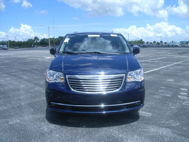 Chrysler Town and Country 2013 photo 4