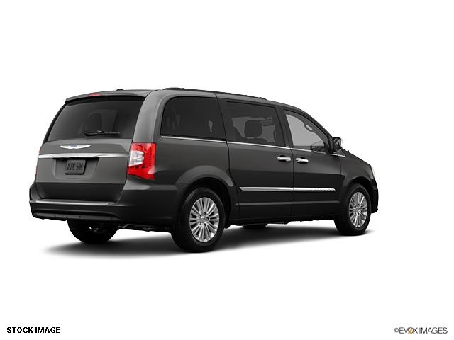 Chrysler Town and Country 2013 photo 4