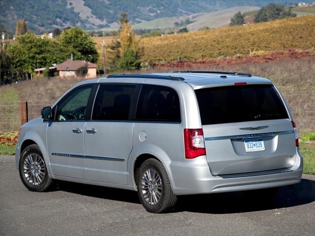 Chrysler Town and Country 2013 photo 1