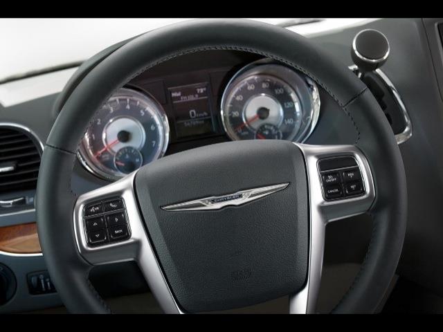 Chrysler Town and Country 2013 photo 2