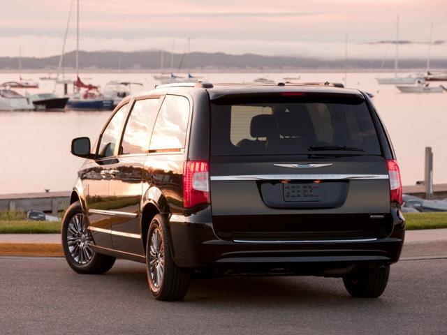 Chrysler Town and Country 2013 photo 3
