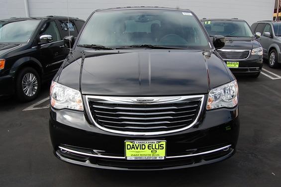 Chrysler Town and Country 2013 photo 1
