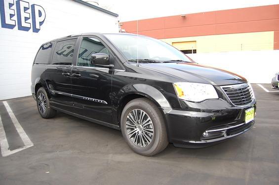 Chrysler Town and Country 2013 photo 2