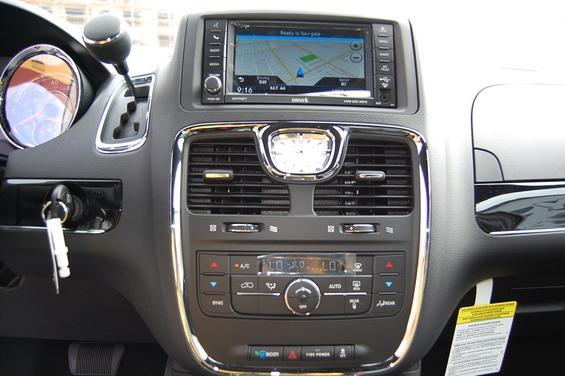 Chrysler Town and Country 2013 photo 4