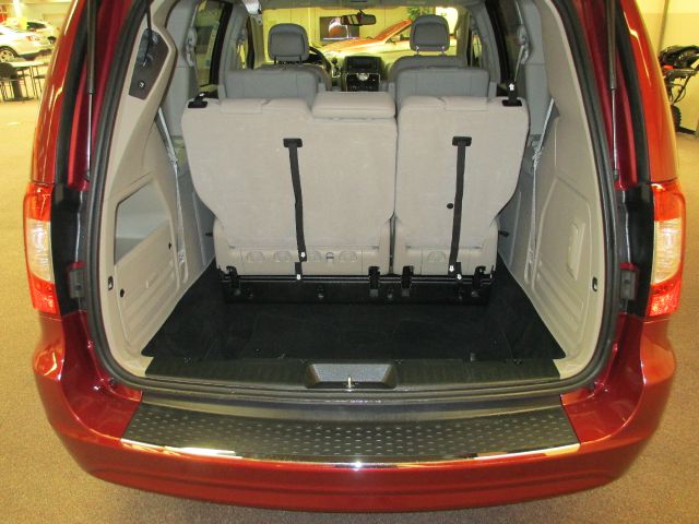 Chrysler Town and Country 2013 photo 2
