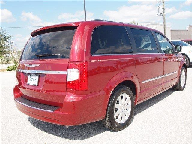 Chrysler Town and Country 2013 photo 2