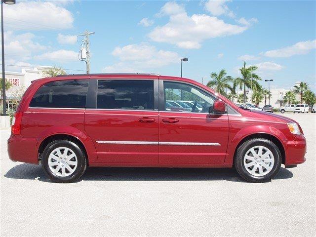 Chrysler Town and Country 2013 photo 3