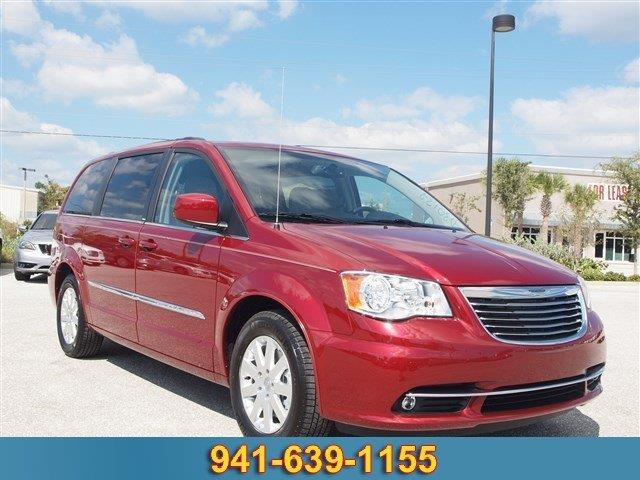 Chrysler Town and Country 2013 photo 4