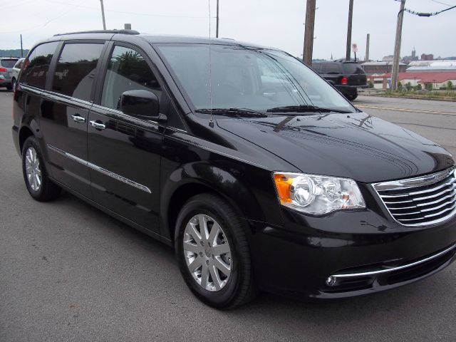 Chrysler Town and Country 2013 photo 1
