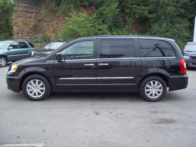 Chrysler Town and Country 2013 photo 2