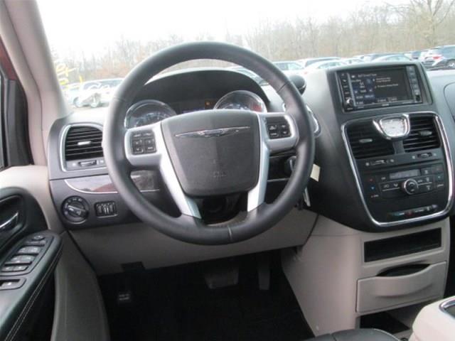 Chrysler Town and Country 2013 photo 4